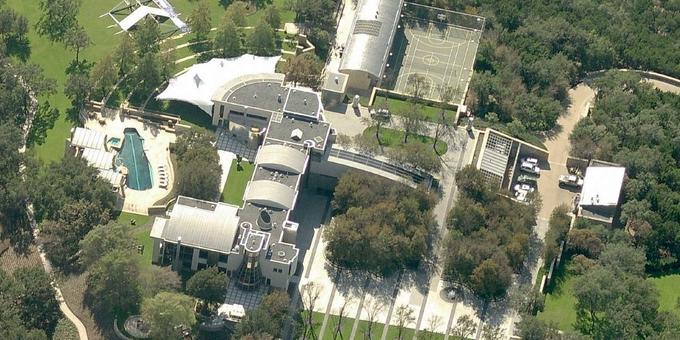 Dejstva, da je milijarder, Michael Dell ravno ne skriva. Rad ima luksuzna bivališča in hitra ter udobna prevozna sredstva. To je njegova hiša in posestvo na obrobju mesta Austin, prestolnice ameriške zvezne države Teksas.   |  Foto: Billionaire Houses | Foto: 