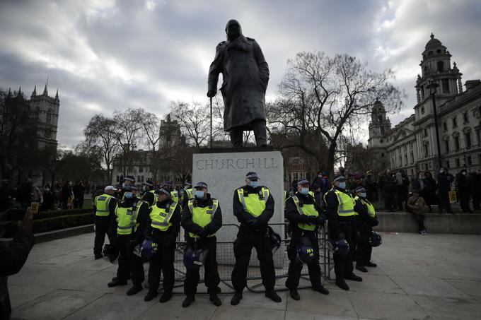 Churchill je bil velik zagovornik britanskega imperija. Z leve letijo nanj očitki, da je bil rasist. Leta 2020 so protestniki proti strukturnemu rasizmu tudi popisali njegov kip v Londonu. Na fotografiji iz leta 2021 vidimo policiste, ki varujejo Churchillov kip pred vnovičnimi vandalizmi. | Foto: Guliverimage