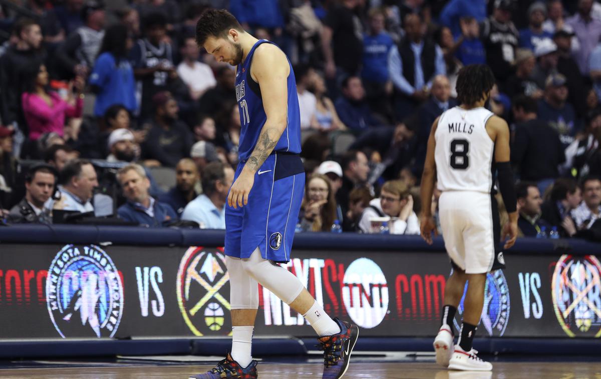 Luka Dončić razočaranje | Luka Dončić je na zadnji tekmi začutil bolečino v levem kolenu, a bo zaigral proti San Antoniu. | Foto Reuters