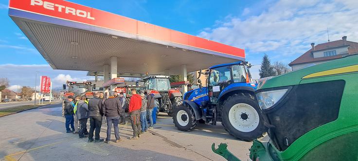 Kmetje so zaradi zaprtja Petrolovega bencinskega servisa v Rovtah s traktorji protestno delali gnečo na Petrolovem bencinskem servisu v Logatcu.  | Foto: Ksenija Mlinar