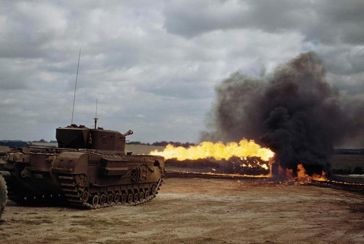 Preizkus metalca ognja na tanku mk IV churchill, enem od najtežjih in največjih v uporabi zavezniških sil, 1944 | Foto: Britanski Imperialni vojni muzej (IWM)