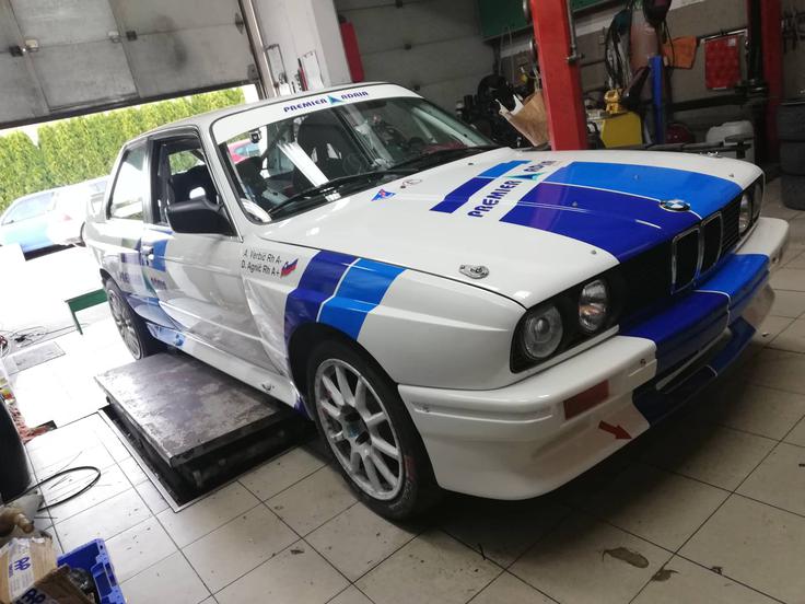 Zelo atraktivni so tudi starodobniki. Domen Agnič in sovoznica Anja Verbič vozita obnovljen BMW M3 E30. | Foto: osebni arhiv/Lana Kokl
