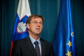 Miro Cerar: Dvig DDV je novinarska raca