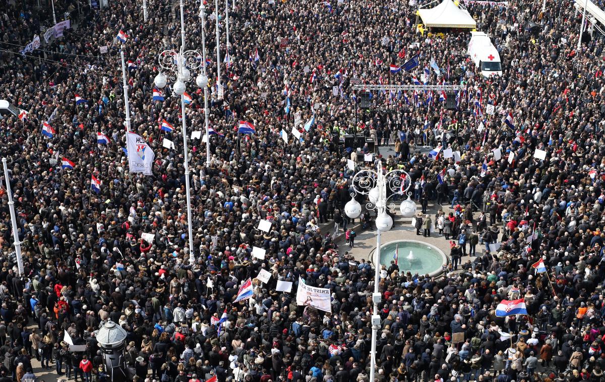 Zagreb, protest | Na Trgu bana Josipa Jelačića se je zbralo 20 tisoč učiteljev in profesorjev iz vseh delov Hrvaške. | Foto Reuters