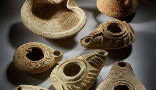 Arheološka zbirka predmetov iz obdobja štiri tisoč let pred Kristusom