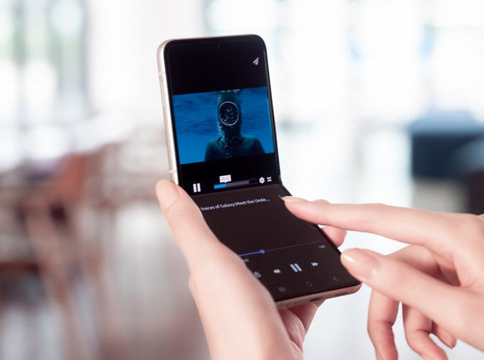 Na zunanjem zaslonu telefona Galaxy Z Flip3 5G, ki je na voljo po priporočeni maloprodajni ceni 999,90 evra, uporabniki lahko berejo sporočila, pregledujejo urnik, snemajo fotografije, predvajajo glasbo, preverijo vreme in spremljajo svoj dnevni števec korakov.  | Foto: 
