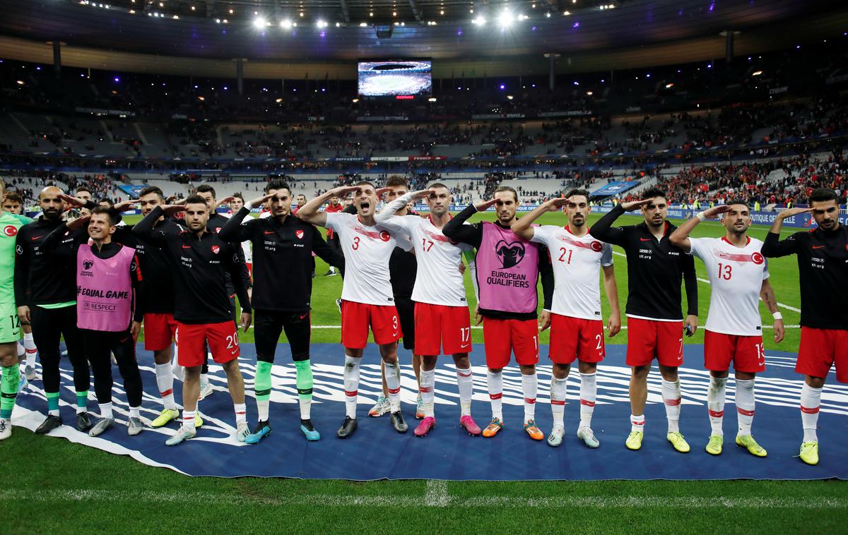 Turčija | Turški reprezentanti so na petkovi tekmi v Istanbulu z vojaškimi pozdravi izrazili podporo turški ofenzivi proti Kurdom v Siriji. | Foto Reuters