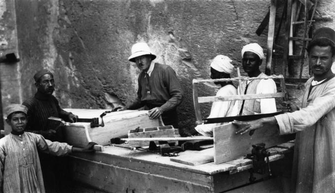 Britanski arheolog Howard Carter in njegovi egipčanski delavci. | Foto: Getty Images