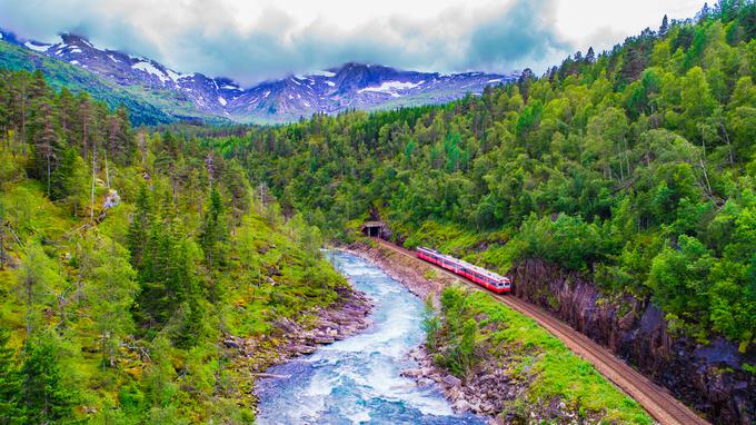 Potovanje z vlakom od Osla do Bergna traja približno sedem ur. | Foto: Shutterstock