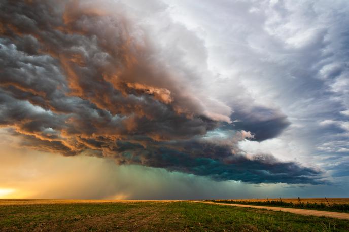 nevihta, neurje, dež | Vremenoslovci napovedujejo, da se bo nadaljevalo deževno vreme. Svarijo pred možnostjo poplav, točo in močnim vetrom. | Foto Shutterstock