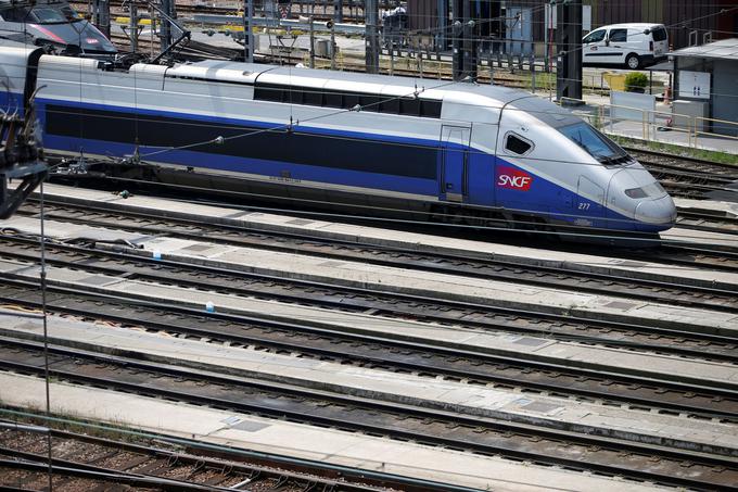 Na razdaljah do 500 kilometrov, zlasti kjer obstajajo povezave s hitrimi vlaki (na fotografiji francoski hitri vlak TGV), je železnica časovno in cenovno konkurenčna letalskemu prevozu, okoljsko pa zagotovo sprejemljivejša. | Foto: Reuters