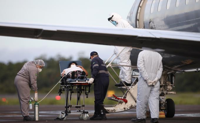 Bolnike s covid-19 iz Manausa z letali vozijo na zdravljenje v druge brazilske zvezne države. Pogost vzrok smrti je tudi zadušitev. | Foto: Reuters