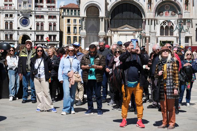 Turisti v Benetkah | Več kot 195 tisoč prodanih dnevnih vstopnic je v preizkusnem obdobju Benetkam prineslo že več kot 975 tisoč evrov prihodkov. | Foto Reuters