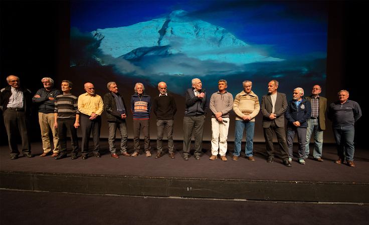 Štirinajst članov alpinistične odprave Everest 1979 se je ponovno srečalo februarja letos na Festivalu gorniškega filma: z leve Igor Tekavčič, Vanja Matijevec, Roman Robas, Marko Štremfelj, Ivč Kotnik, Stane Klemenc, Andrej Štremfelj, Tone Škarja, Stipe Božić, Bojan Pollak, Viki Grošelj, Vladimir Mesarić, Marjan Raztresen in Jože Zupan. | Foto: Igor Kuster/Festival gorniškega filma
