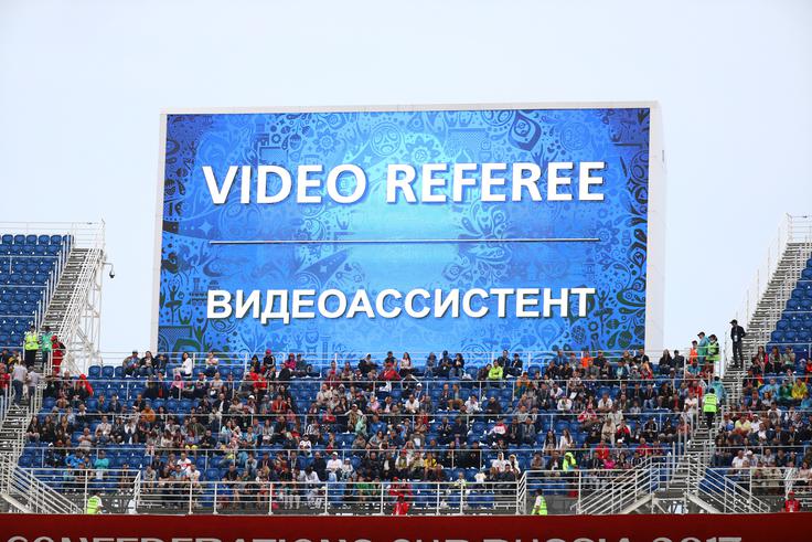 Na pokalu konfederacij so sodniške videoanalize večkrat prekinjale dvoboje. | Foto: Reuters