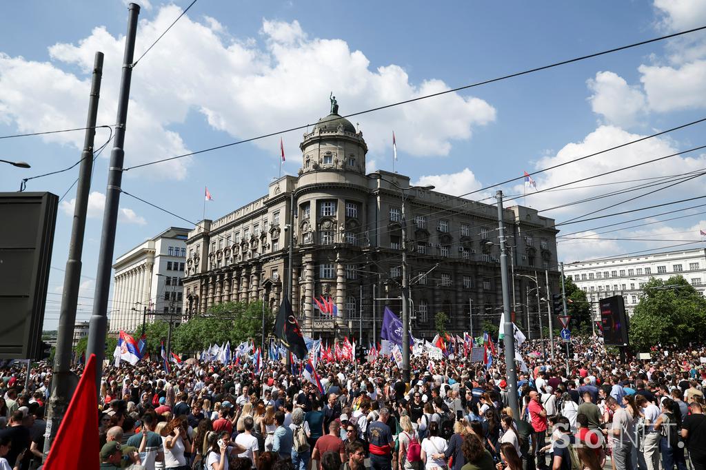 Protestniki pred poslopjem srbske vlade v Beogradu