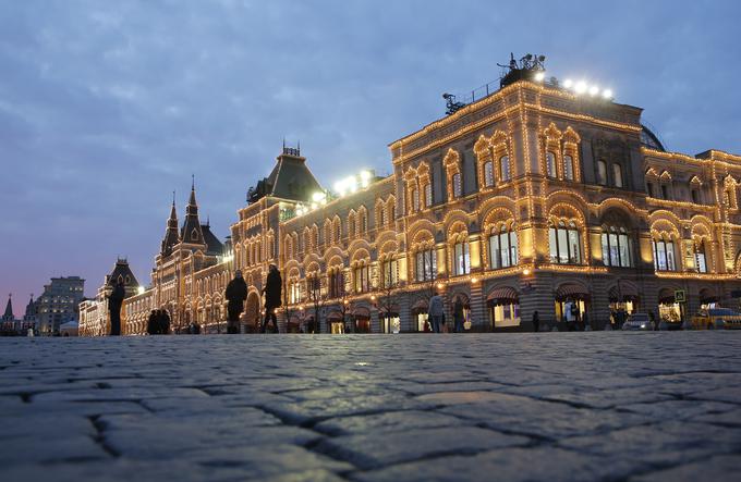 Praznično okrašena veleblagovnica GUM v središču Moskve | Foto: Reuters