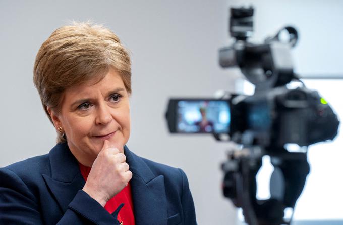 Škotska premierka Nicola Sturgeon je napovedala, da bo spoštovala odločitev sodišča, a če ta ne bo v prid škotske vlade, bo SNP na naslednjih volitvah, ki bodo najpozneje januarja 2025, nastopila zgolj s to temo, kar bo iz volitev dejansko naredilo glasovanje o neodvisnosti. | Foto: Reuters