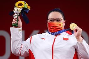 Lijeva z olimpijskim rekordom v kraljevski kategoriji dviganja uteži do zlata