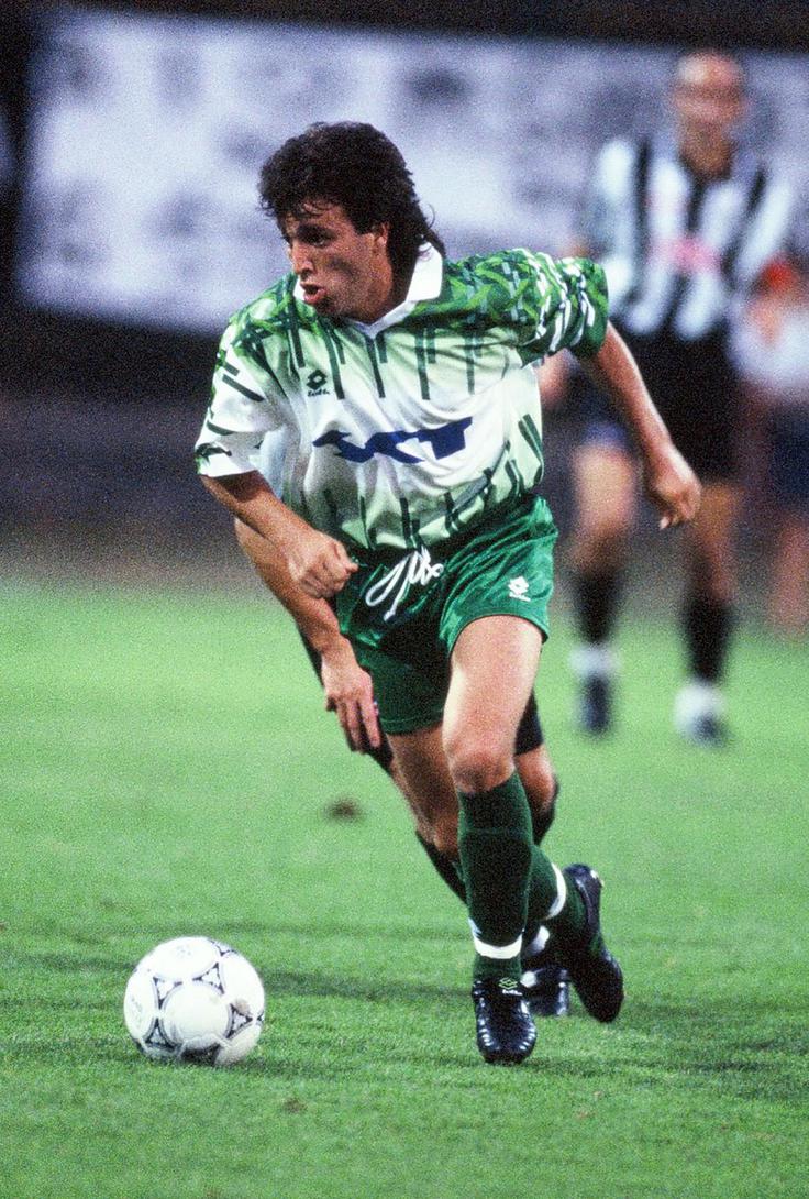 Zanimiva je zgodba, kako se je iz Ljubljane vrnil v Maribor. "Da sem leta 1995 prišel v Olimpijo, je zaslužna tudi ekipa. Bila je fantastična, pri Olimpiji so bila zbrana huda imena. Ko je bil glavni Ivan Zidar, je bilo v redu, ko pa se je začelo privatizirati, se je začela Olimpija krhati in propadati. Potem me je klical Jože Jagodnik. Najboljši predsednik, kar sem jih imel v karieri. On je znal držati besedo. Takrat je bil poslanec državnega zbora, politik. Vse sva se dogovorila po telefonu, po treh mesecih pa smo podpisali pogodbo. Držal se je besedo. Rekel je, da hoče v ligo prvakov. Rekel sem mu, da bomo resnično šli v ligo prvakov, pa me je čudno pogledal. In res, po tekmi z Lyonom je prišel do mene in sva se spogledala ter objela. Je pa priznaval le prva mesta. Maribor je bil prvak, bila je evforija, a je najtežje ostati na vrhu," se je leta 2000 odpravil na Dunaj in oblekel dres avstrijskega prvoligaša Admira Wacker. | Foto: Aleš Fevžer