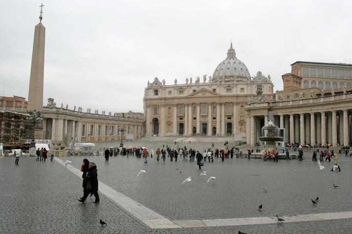 Vatikan | Voznik BMW-ja je na Trgu svetega Petra podrl več varnostnih ograj.  | Foto STA