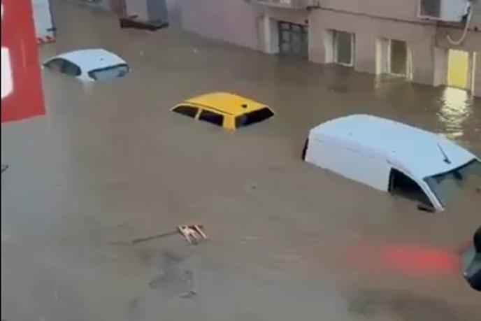 Grozljive razmere v poplavljenem Istanbulu: 14-letnik umrl zaradi električnega udara #video
