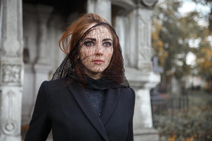 Vdova | Po smrti moža lahko vdova pravico do pokojnine izgubi – če otrok ni več v šoli, pomoč države usahne. | Foto Shutterstock