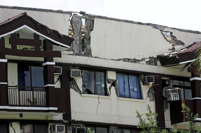 potres | Na številnih stavbah so se pojavile razpoke. | Foto Reuters
