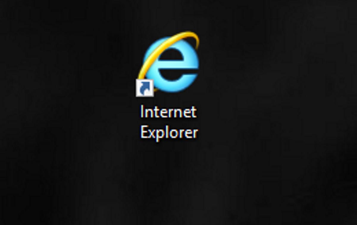 Internet Explorer | Internet Explorer od poletja 2015 ni več uraden Microsoftov spletni brskalnik, a ga tehnološki velikan zaradi potreb še vedno kar velikega števila uporabnikov s posodobitvami za zdaj še ohranja živega. | Foto Matic Tomšič