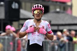 Richard Carapaz zmagovalec razgibane etape, Primož Roglič v cilj s favoriti