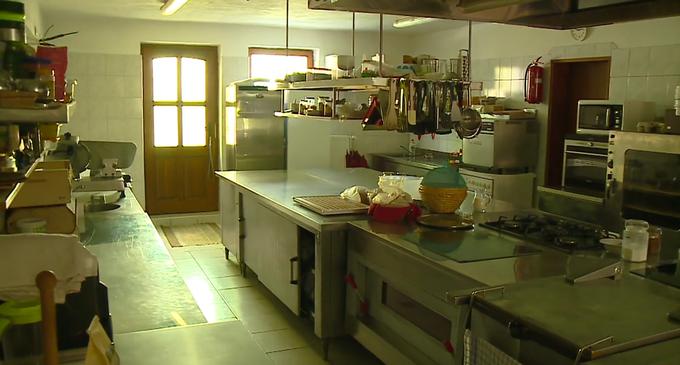 V hiši je bil nekdaj penzion, zato je stanovalcem za pripravo hrane na voljo prava restavracijska kuhinja. | Foto: Planet TV