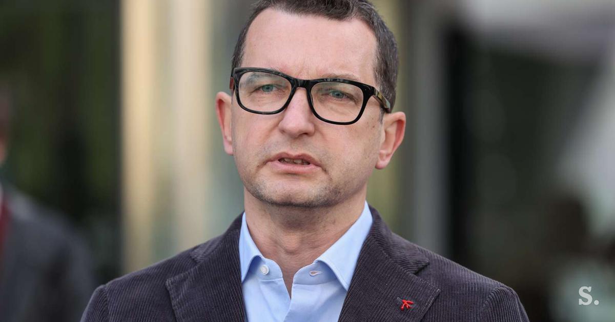 Milosavljević zavrnil možnost vplivanja vlade na izbris profila vplivneža na družbenem omrežju Kép