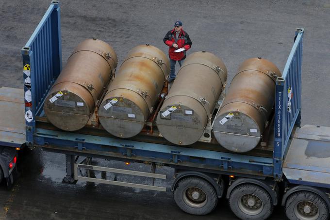 Rusija je velika izvoznica urana oziroma obogatenega urana. Na fotografiji: ruski nizko obogateni uran, ki so ga leta 2013 iz Sankt Peterburga izvozili v ZDA. | Foto: Guliverimage/Vladimir Fedorenko