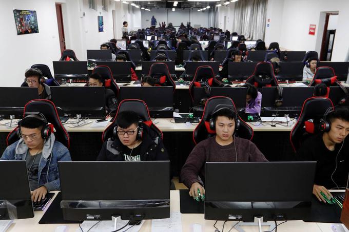 Sanje marsikaterega južnokorejskega mladostnika so, da bi postal profesionalni igralec računalniških iger in prestopil v katerega od velikih "klubov", v katerih posamezniki letno zaslužijo tudi več sto tisoč evrov. | Foto: Reuters