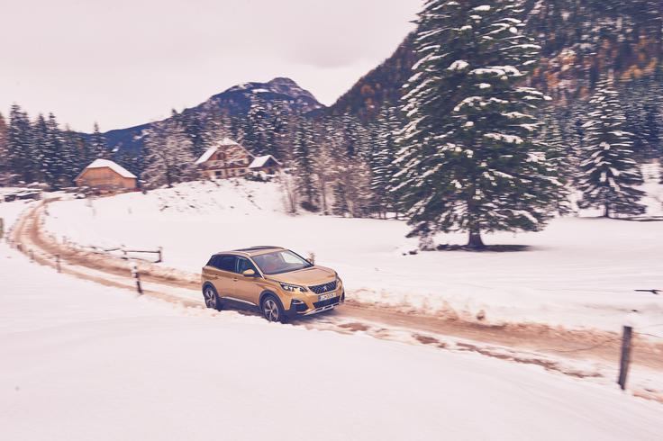 Peugeot 3008 se na cesti res giblje z gracioznostjo velike mačke, leva. Avtomobil odlično sledi liniji ceste, omogoča natačno in dinamično vožnjo. Lega na cesti je izjema in tudi, ko se spremeni stopnja oprijema po kolesi, avtomobil ostane miren in odločno sledi smeri volana. Pozabite na nepredvidljive zdrse, Peugeot 3008 razume in čuti cesto. Z vidika vozniške fizike je doktoriral. Vožnja v njem je tudi v zimskih pogojih povsem nestresna in udobna. Ta SUV z voznimi lastnostmi postavlja standarde svojega razreda. | Foto: Klemen Korenjak