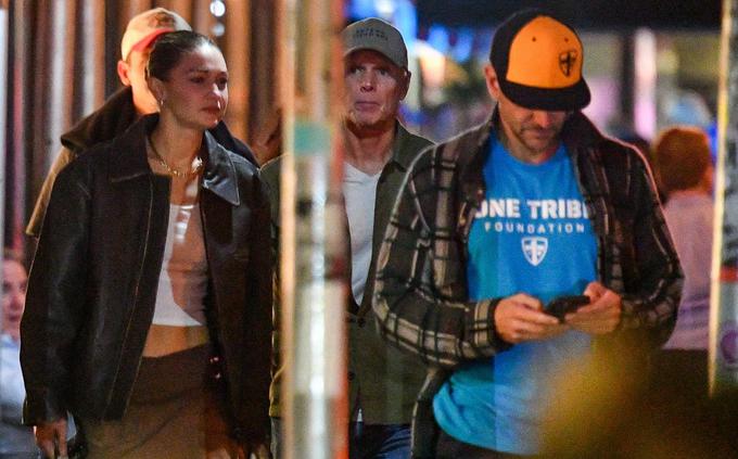 Gigi Hadid in Bradley Cooper ob odhodu iz newyorške restavracije Via Carota | Foto: Profimedia