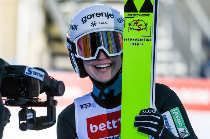 Teja Pavec | Teja Pavec se je razveselila srebrne medalje. | Foto Guliverimage