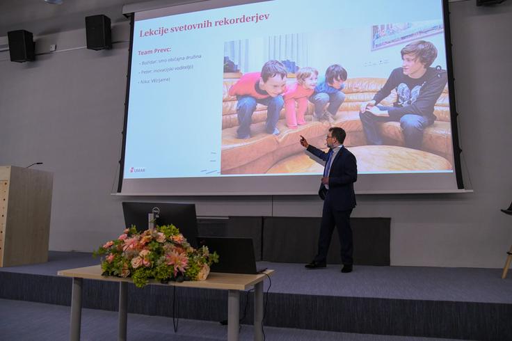 Predstavnik Umarja je predstavitev poročila začel z lekcijo svetovnih rekorderjev – bratov in sestre Prevc. "V Sloveniji imamo na vseh področjih odlične ljudi. Ampak nimamo jih veliko," je opozoril Peter Wostner. | Foto: 