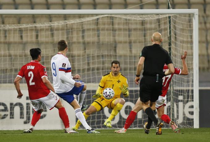 Rusi so si lahko oddahnili šele v zadnji minuti, ko je Aleksandr Sobolev, nogometaš moskovskega Spartaka, dosegel gol za 3:1. | Foto: Reuters