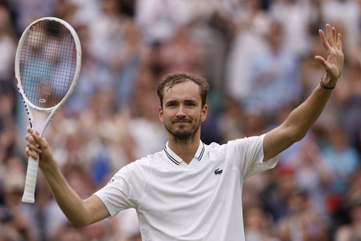 Danil Medvedjev je izgubil uvodni niz proti dobremu prijatelju iz Madžarske, nato pa dobil naslednje tri in izenačil najboljšo uvrstitev v Wimbledonu. | Foto: Reuters