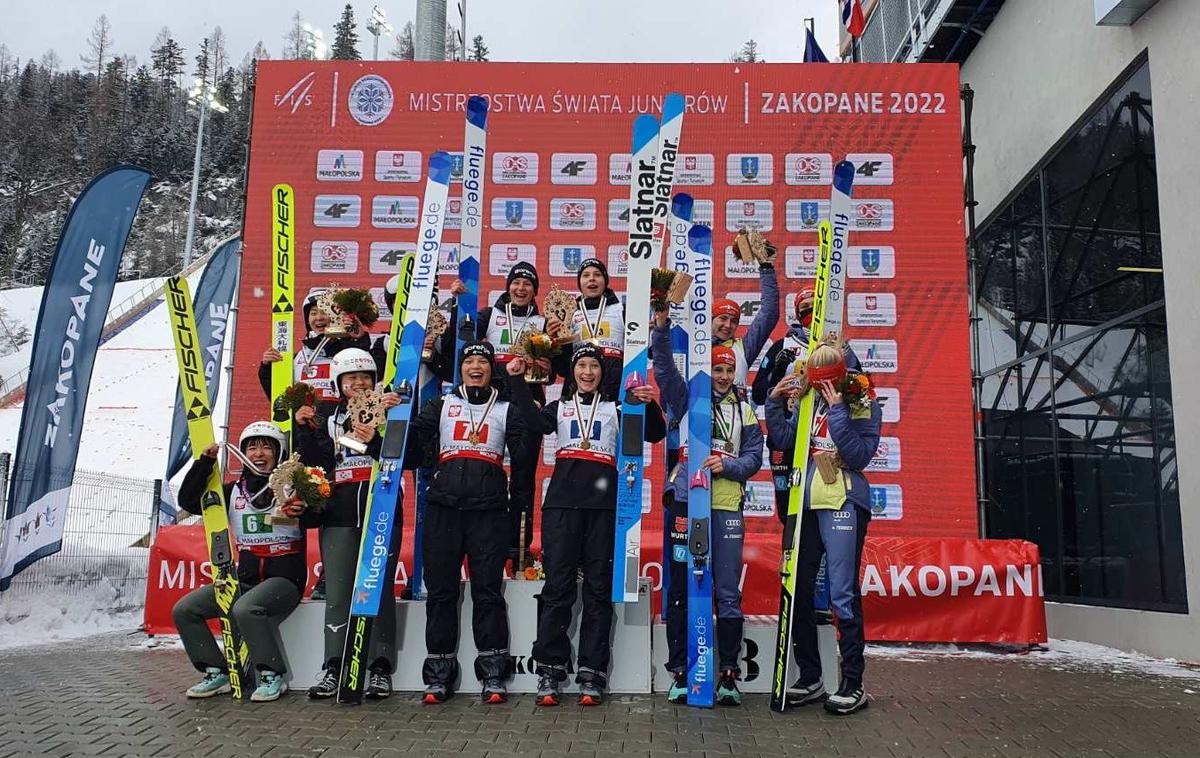 ekipna tekma mladinsko svetovno prvenstvo | Slovenske smučarske skakalke se veselijo prepričljivega naslova svetovnih mladinskih prvakinj. | Foto SloSki