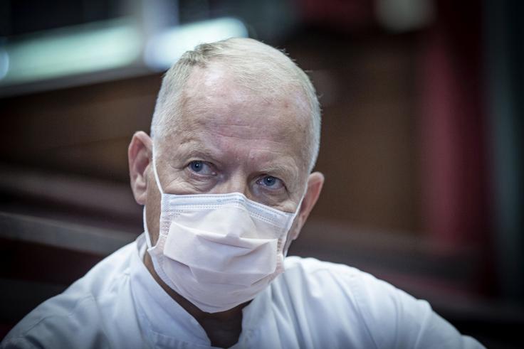 "S cepljenjem lahko učinkovito vplivamo na pojavnost hude oblike bolezni, na pojavnost kritične oblike bolezni in s tem zmanjšamo pritisk na zdravstvene ustanove, prispevamo k obvladovanju epidemije, k temu, da se bo neugodna epidemiološka krivulja obrnila navzdol. Zato res težko razumemo, da ljudje ne upoštevajo stroke, upoštevajo pa nekompetentne, samooklicane strokovnjake, ki nimajo nobenih izkušenj pri zdravljenju covidnih bolnikov in ne nazadnje nobenega znanja s tega področja," je opozoril Jereb.     | Foto: Ana Kovač