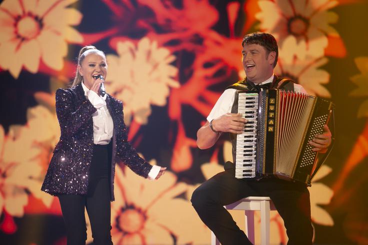 V oddaji jo bo med eno izmed skladb spremljal tudi mož Frenk. | Foto: Bojan Puhek