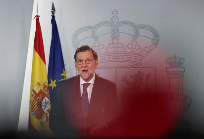Rajoy je v sobotnem pogovoru za El Pais zagrozil tudi z odstavitvijo regionalne katalonske vlade. | Foto: Reuters