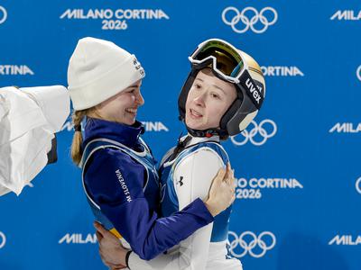 Začenjajo tekači, za njimi v boj Ilka, prvič na delu Fak, skakalci branijo zlato