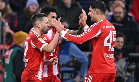 Bayern se je rešil v izdihljajih in povišal prednost