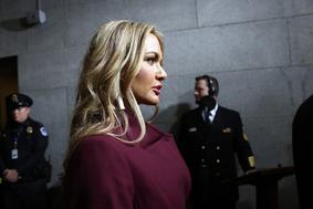 Snaha Donalda Trumpa zaradi kuverte z belim prahom končala v bolnišnici
