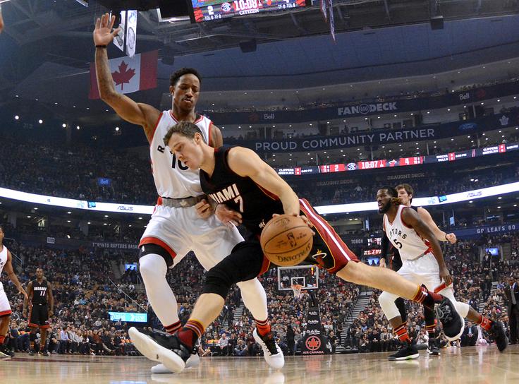 Goran Dragić si zdravi poškodovani komolec, ki ima zelo omejeno gibljivost. | Foto: Reuters