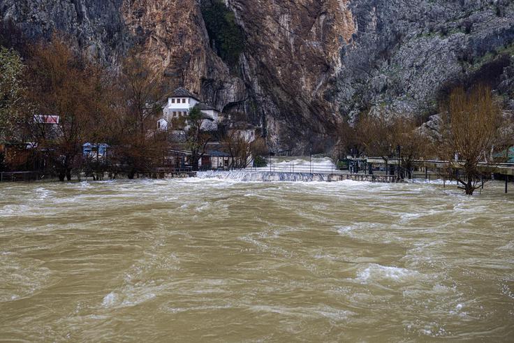 Poplavljeni so gostinski objekti pri izviru reke Bune.  | Foto: Pixsell