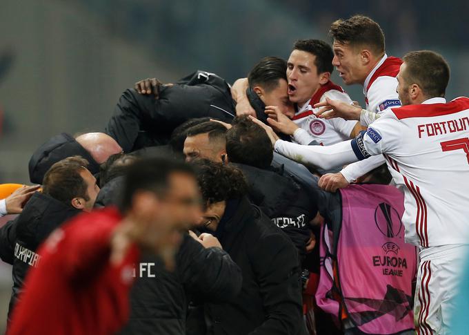 Veliko veselje nogometašev Olympiacosa po skalpu sedemkratnega evropskega prvaka Milana. | Foto: Reuters